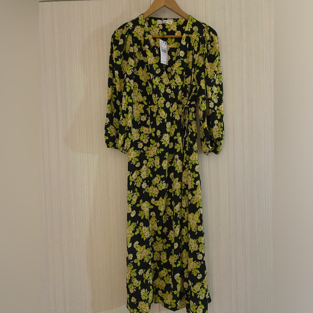 Mango dress with tied side size XS with a flower pattern
